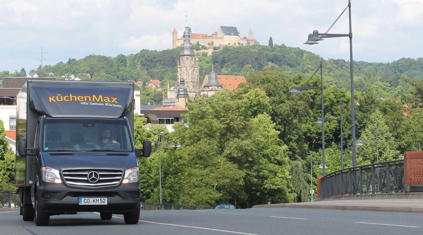 KuechenMax-Coburg-Lieferung-Kuechenstudio Lieferfahrzeug von KüchenMax