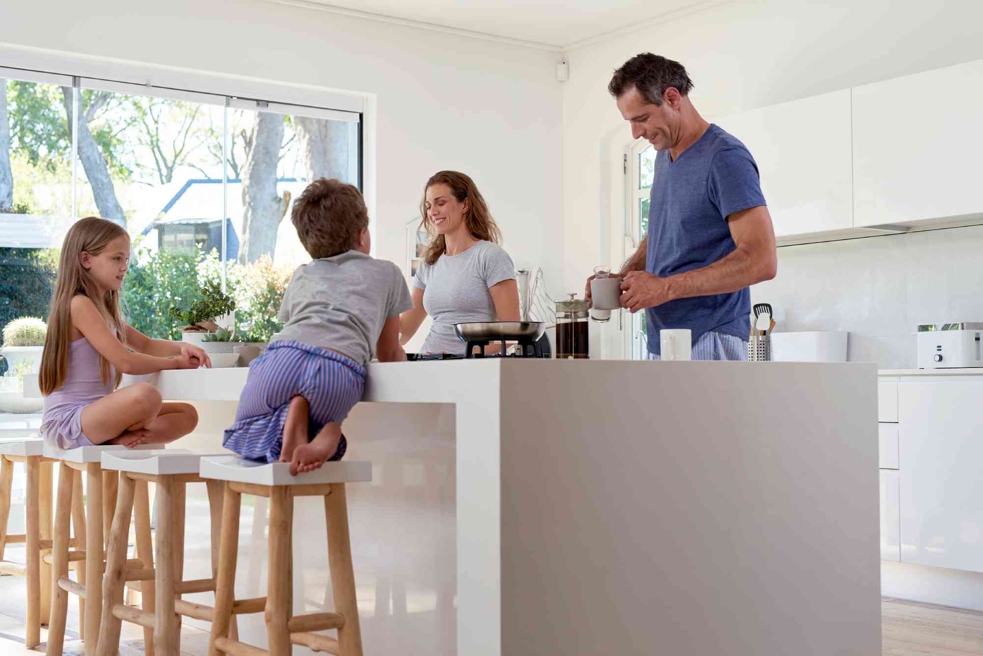 familie-in-kueche-personen-moderne-kueche Familie verbringt Zeit in Küche